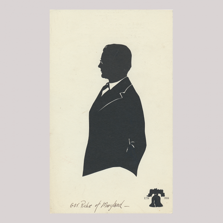 
        Front of silhouette, with man looking left, in suit and wearing glasses. At the bottom the name of the subject.